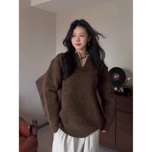 Suéter de punto para hombre estilo Old Money con cuello en V, color café, manga acampanada delgada, para otoño-invierno, con efecto de dos piezas y tacto de alta gama, estilo informal. - Product Image 5