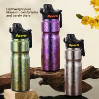Bouteille d'eau sportive moderne et minimaliste en titane pur, isolée sous vide et épaissie – Conception anti-chute et rebondissante pour l'alpinisme