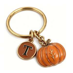 Porte-clés Citrouille de Thanksgiving avec Breloque Initiale T en Laiton et Alliage de Zinc, Cadeau Mignon Fait Main - Product Image 1