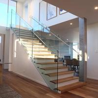 Escalier droit intérieur avec garde-corps en bois et main courante en acier, fait main pour villas, hôtels, halls