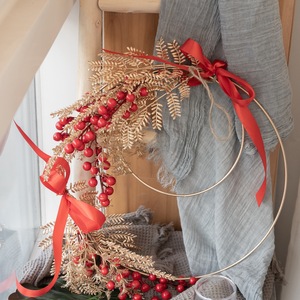 Corona Artificial CallaFloral con Bayas Rojas y Hojas Doradas, Decoración para el Hogar, Accesorio para Bodas CF01056 - Product Image 1