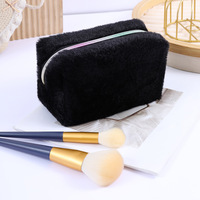 Ventes chaudes Sac de toilette en peluche moelleux à fermeture éclair de couleur unie pour voyage Sac de maquillage de haute qualité en peluche douce avec logo personnalisé