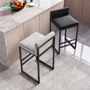Tabouret de <span class=keywords><strong>bar</strong></span> commercial Wayon avec cadre en métal doré moderne, siège et dossier rembourrés noirs pour restaurant et salon - Product Image 1