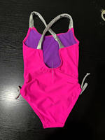 Traje de baño de una pieza sólido rosa para niñas con logotipo personalizado, traje de baño Ancho ajustable con correas UPF 50 + protección solar, ropa de playa australiana