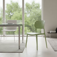 Chaise de salle à manger empilable en plastique avec dossier perforé, assise moulée en PP pour restaurant, événement, mobilier domestique, vente en gros