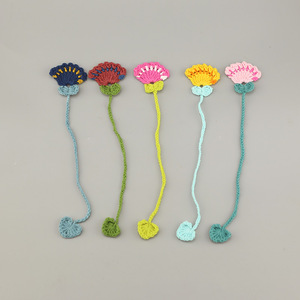 Fleur en crochet faite à la main, colorée, en forme de queue de poisson - Porte-livre, breloque pour sac et attache-rideau multi-usages, style bohème - Product Image 1