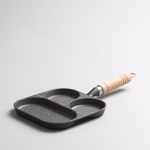 Poêle à frire multifonctionnelle <span class=keywords><strong>en</strong></span> <span class=keywords><strong>fonte</strong></span> à trois trous, sans revêtement, avec manche <span class=keywords><strong>en</strong></span> bois, compatible gaz et <span class=keywords><strong>induction</strong></span>, pour usage domestique, idéale pour les œufs et les raviolis - Product Image 1