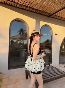 เดรสสั้นคอวีลึก ลายจุด แขนกุด ทรงเข้ารูป เหมาะสำหรับวันพักผ่อน ผ้าทอระบายอากาศได้ดี กระชับเอวตามรูปทรง - Product Image 3