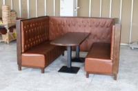 Ensemble de mobilier de restaurant en forme de L sur mesure avec revêtement en cuir PU, banquette capitonnée à dossier haut et table pour hôtel et café