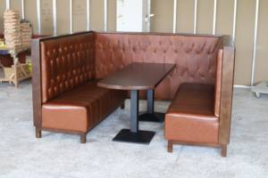 Ensemble <span class=keywords><strong>de</strong></span> mobilier <span class=keywords><strong>de</strong></span> restaurant en forme <span class=keywords><strong>de</strong></span> L sur mesure avec revêtement en cuir PU, banquette capitonnée à dossier haut et table pour hôtel et café - Product Image 2