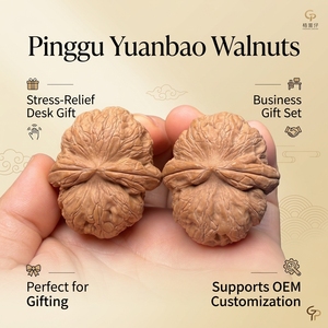 Paire de fidget toys artisanaux en bois naturel - Jouet de massage des mains anti-stress avec option de gravure personnalisée - Product Image 1