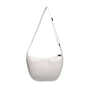 Sac bandoulière minimaliste de type dumpling avec fermeture éclair pour usage quotidien, collection Printemps 2024, style noir et blanc tendance - Product Image 5