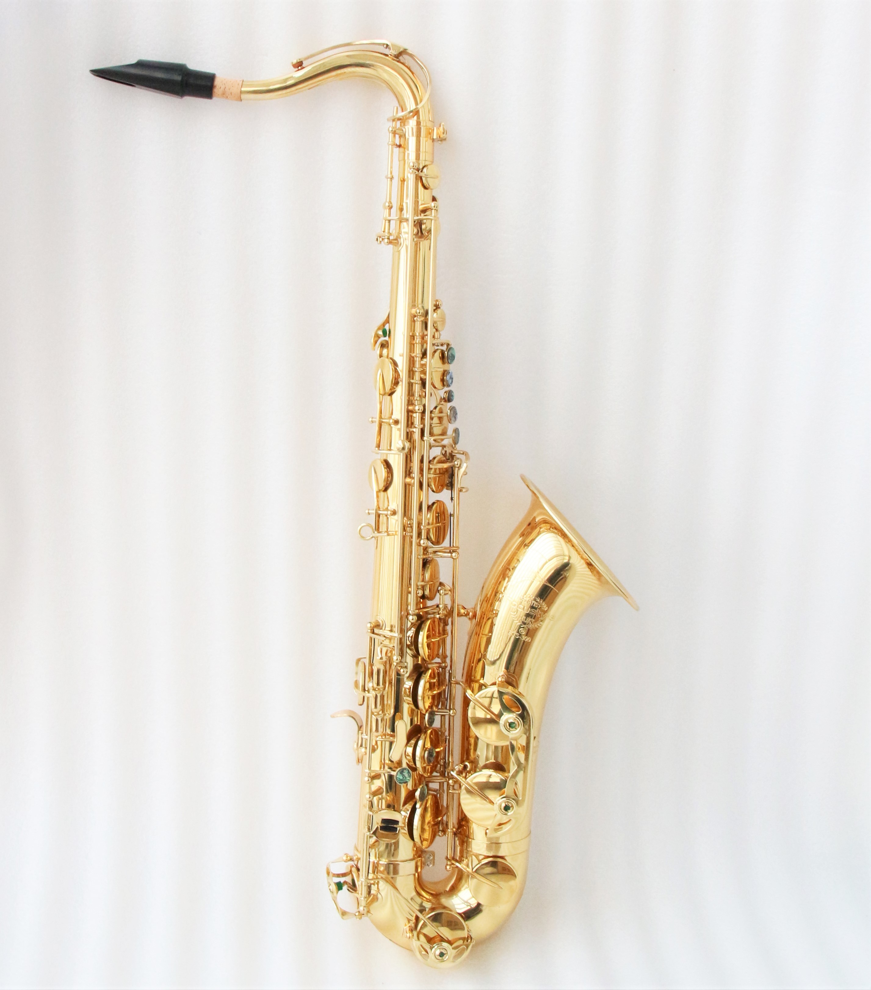 Sax end. Саксофон баритон. Саксофон черный с серебром. Медный саксофон. Saxophone family.