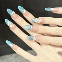 Art des ongles portable fait main pour la vente en gros, avec des coquillages d'été frais et des étoiles de mer. Parfait pour un look sur le thème de l'océan.