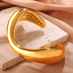 Brazalete Abierto de Aleación de Zinc con Diseño Hueco Dorado Retro Europeo Americano de Gran Tamaño para Fiesta, Joyería para Mujer - Product Image 3