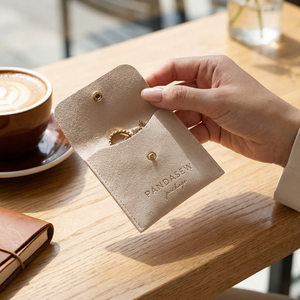 Bolsa de Embalaje para Joyería y Collares, de Microfibra de Lujo, Personalizada con Impresión OEM, Portátil, Tipo Sobre, Dorada, Venta al Por Mayor - Product Image 1