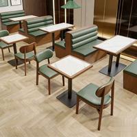 Ensembles de meubles de restaurant luxueux et rembourrés avec chaises et table à structure en bois massif pour projets commerciaux de mobilier de café