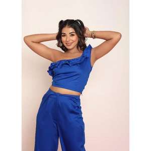 Ensemble pantalon et haut asymétrique à volants pour femme – Tenue coordonnée élégante deux pièces au design tendance et silhouette raffinée - Product Image 5