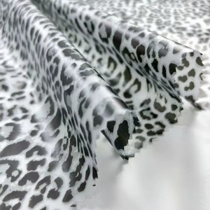 Mô hình da báo TPU không thấm nước giả da tùy chỉnh in áo mưa vải cho trẻ em poncho và áo mưa - Product Image 2