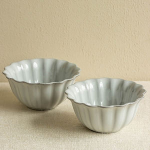 Un bol en céramique à salade en dentelle simple pour servir des nouilles à la maison ou au dîner - Product Image 3