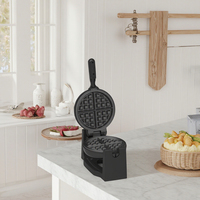 Mini gaufrier électrique domestique avec revêtement antiadhésif rotatif et pieds antidérapants, base stable.