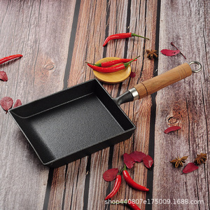 กระทะทรงสี่เหลี่ยมเคลือบสารกันติดพร้อมด้ามจับไม้สำหรับทำแพนเค้กและทามาโกะยากิ ขนาด 20 ซม. - Product Image 1
