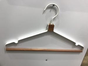 Cintre <span class=keywords><strong>de</strong></span> manteau plat en métal avec barre en bois antidérapante, nouveau design livraison gratuite - Product Image 3