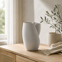 Vase en céramique moderne, silhouette irrégulière inspirée du corail, arrangements floraux élégants, décoration minimaliste créative pour la maison