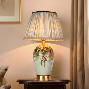 Lampe de table moderne simple en céramique peinte à la main avec abat-jour en tissu, LED alimentée par courant continu pour salon, hôtel, décoration, vente en gros - Product Image 1