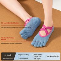 Chaussettes de yoga antidérapantes à cinq doigts avec logo personnalisé, design OEM, vente en gros, à la mode, avec sangles croisées et demi-doigts pour Pilates
