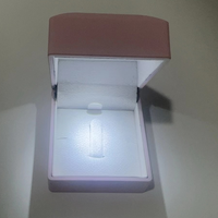 Boîte à bijoux LED en laque noire avec logo estampé or, emballage de luxe pour bijoux LED, boîte à bagues et diamants lumineuse personnalisée
