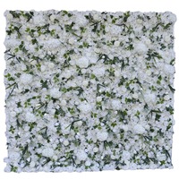 Mur de fleurs artificielles blanches avec des fleurs blanches mélangées et des feuilles vertes, décoration de fond pour les fêtes en plein air, les mariages et les cérémonies