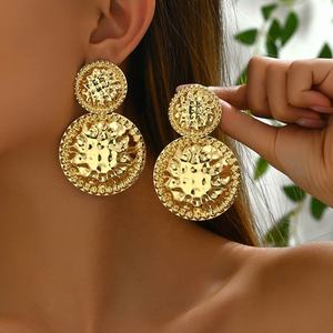 Boucles d'oreilles pendantes de style OL européen et américain, haut de gamme, plaquées or, avec motif floral et diamants, polyvalentes, simples, luxueuses et tendance - Product Image 1