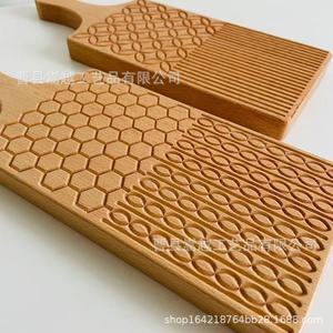 Planche à découper en bois de hêtre rectangulaire 40x10x1,5cm avec poignée pour usage en cuisine et restaurant - Product Image 1