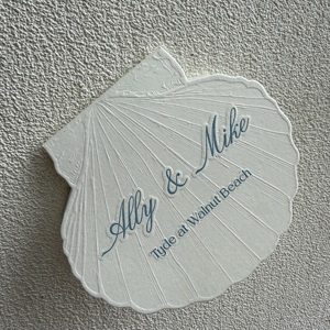 การ์ดเมนูงานแต่งงานรูปทรงเปลือกหอยแบบกำหนดเอง พิมพ์แบบ Letterpress บนกระดาษอาร์ตแบบนูน - Product Image 3