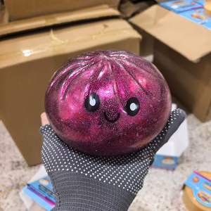 Juguete de peluche gigante de 15 cm con forma de dumpling y relleno de agua, para jugar con vaporizador, antiestrés, juguete promocional con expresiones. - Product Image 3