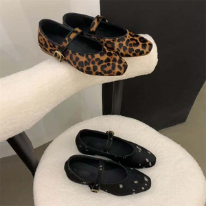 รองเท้าแตะแบบสวมสำหรับผู้หญิง คุณภาพสูง ลายเสือดาว สำหรับฤดูร้อน ปี 2025  แบบสวมปิดนิ้วเท้า ระบายอากาศได้ดี พื้นกันลื่น เหมาะสำหรับฤดูใบไม้ร่วงและฤดูใบไม้ผลิ - Product Image 5