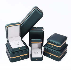Elegante Scatola per Anello in Pelle PU di Lusso con Ornamento a Corona Dorata, Cofanetto Singolo per Gioielli da Matrimonio e Proposta - Product Image 6