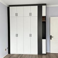 Armoire modulaire minimaliste pour chambre d'hôtel en MDF noir, chêne nordique, métal sauge, style transitionnel
