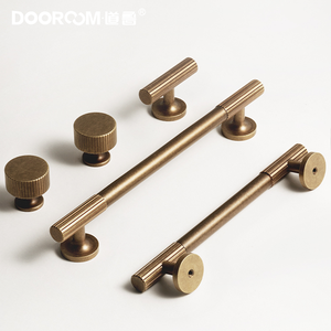 มือจับตู้ทองเหลืองโบราณแบบมีลาย DOOROOM, ขั้นต่ำ 2 ชุด, ลูกบิดลิ้นชักทองเหลืองแท้สำหรับเฟอร์นิเจอร์ครัว - Product Image 1