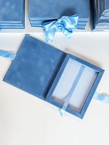 Boîte en velours bleu poussiéreux pour invitation de mariage 5X7 Boîtes à souvenirs en feuille d'or Monogram 15e cartes d'anniversaire Carte De Mariage - Product Image 5
