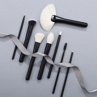 Logo personnalisé Vente en gros Cheveux doux blancs duveteux végétaliens avec manche en bois noir Qualité supérieure pour maquilleurs femmes