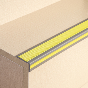 <span class=keywords><strong>Bande</strong></span> <span class=keywords><strong>antidérapante</strong></span> autocollante pour <span class=keywords><strong>escalier</strong></span>, protection de bord en caoutchouc résistant à l'usure, installation facile - Product Image 4