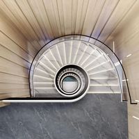 Escalier courbé moderne et durable en chêne blanc avec marches en bois, rampe en acier hélicoïdal et verre, idéal pour appartement et villa (usage intérieur)