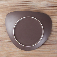 Ensemble d'assiettes de restauration mates en porcelaine de poterie en céramique marron foncé irrégulière pour restaurant hôtel