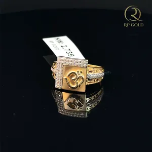 Elegante anillo de oro con diseño cuadrado con el símbolo Om y piedras brillantes para hombre, joyería espiritual elegante para uso diario y ocasiones especiales. - Product Image 1