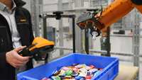 Station de travail d'automatisation intelligente personnalisée KUKA KR70 R2100-2 avec vision 3D COGNEX et robots articulés à préhenseur personnalisé