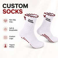 Chaussettes antidérapantes personnalisées blanches à volants avec logo de marque imprimé et points en caoutchouc pour le yoga, usage quotidien intérieur pour femmes