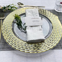 Vaisselle ronde en plastique transparent de qualité supérieure de 13 pouces en gros pour banquet de fête Assiettes de présentation de mariage avec jantes dorées pour le dîner