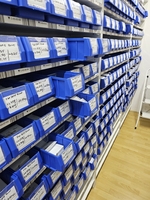 Bacs de rangement ESD sécurisés en plastique pour composants électroniques et pièces sensibles sur systèmes d'étagères